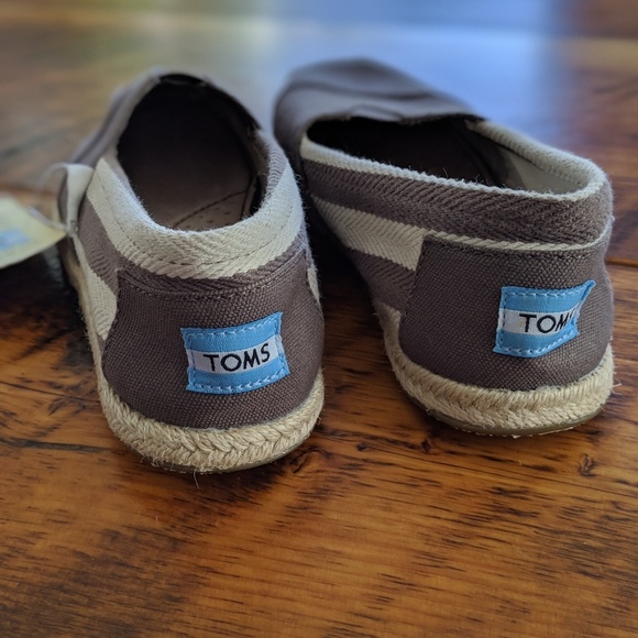 NWT!  Canvas TOMS - Picture 6 of 7